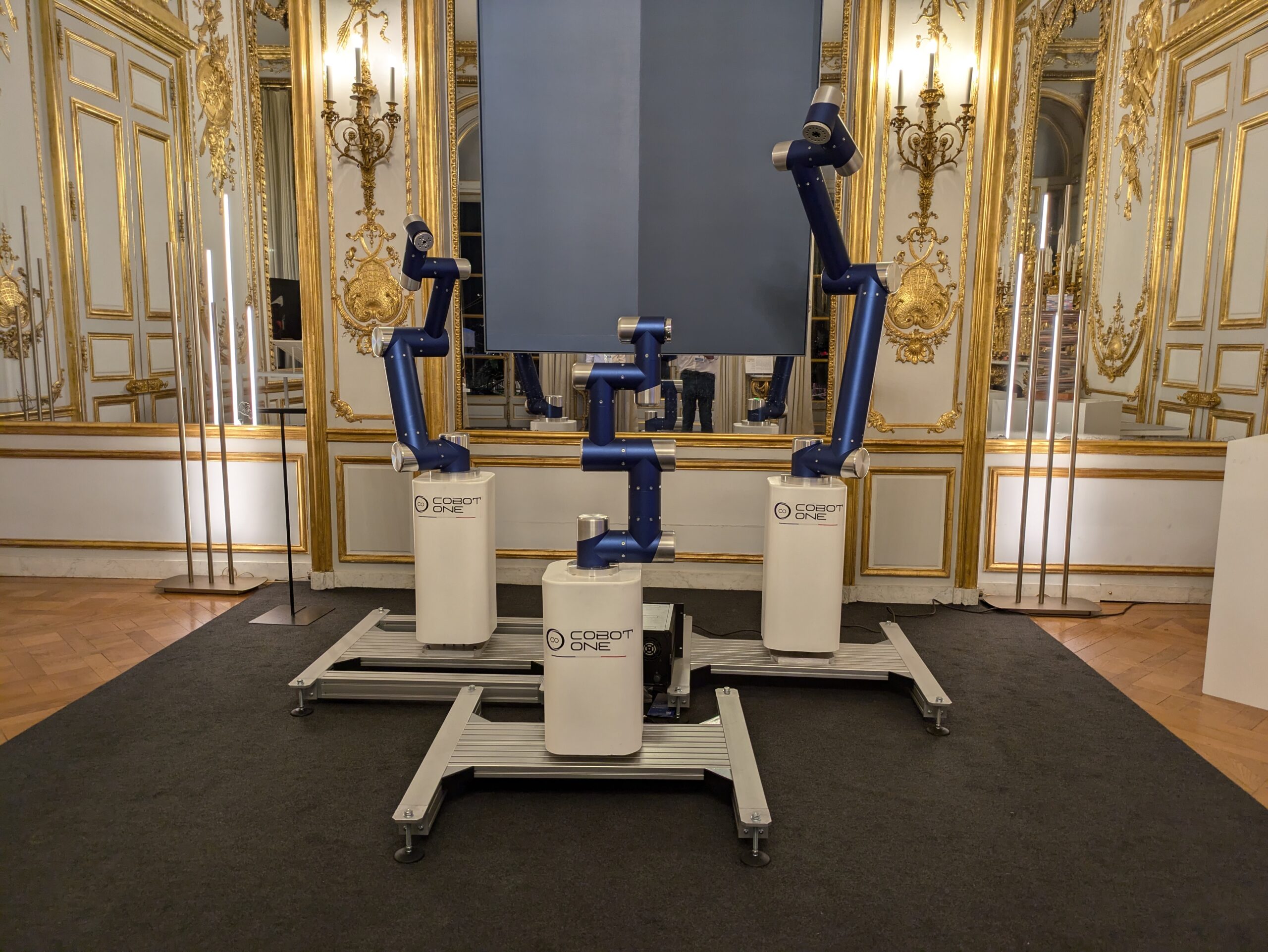 COBOT ONE à l’Elysée Cobot One a participé à l'exposition "Fabriqué en France" à l'Élysée, présentant ses cobots innovants qui boostent la productivité de l'industrie française.